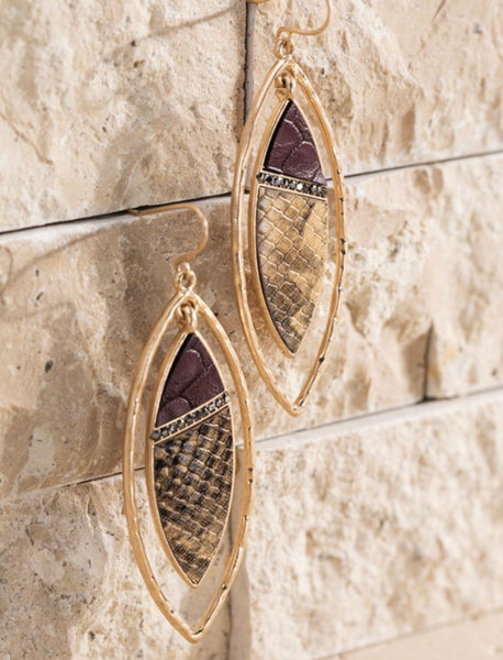 Make a statement with this gorgeous dangle earring! Faux snake with rhinestone for just a touch of bling! 2 1/4 inches long. Comes in burgundy-brown or brown-leopard.