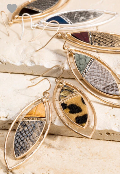 Make a statement with this gorgeous dangle earring! Faux snake with rhinestone for just a touch of bling! 2 1/4 inches long. Comes in burgundy-brown or brown-leopard.