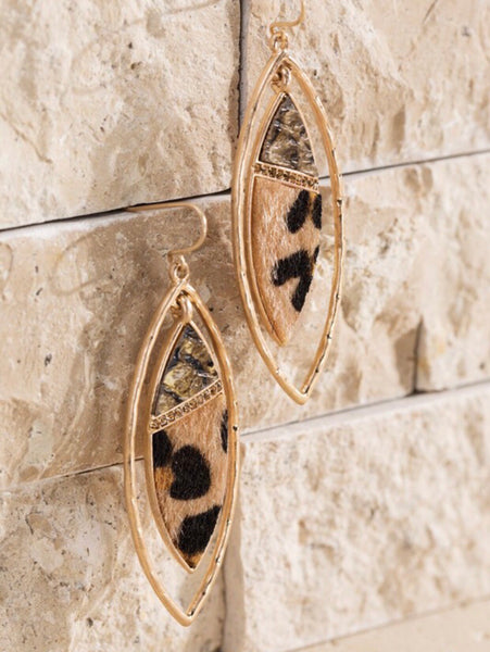 Make a statement with this gorgeous dangle earring!  Faux snake with rhinestone for just a touch of bling! 2 1/4 inches long.  Comes in burgundy-brown or brown-leopard. 