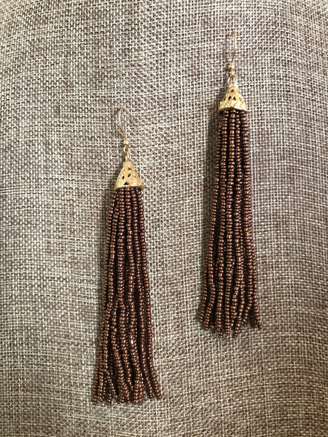 Look stunning in these brown seed bead tassel hook earrings. Perfect for Fall with a swing dress!﻿